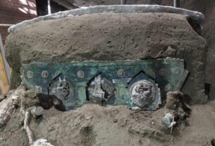 Descubren carro del imperio romano casi intacto en Pompeya
