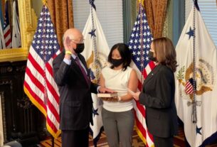 Ken Salazar rinde protesta como embajador de EU en México